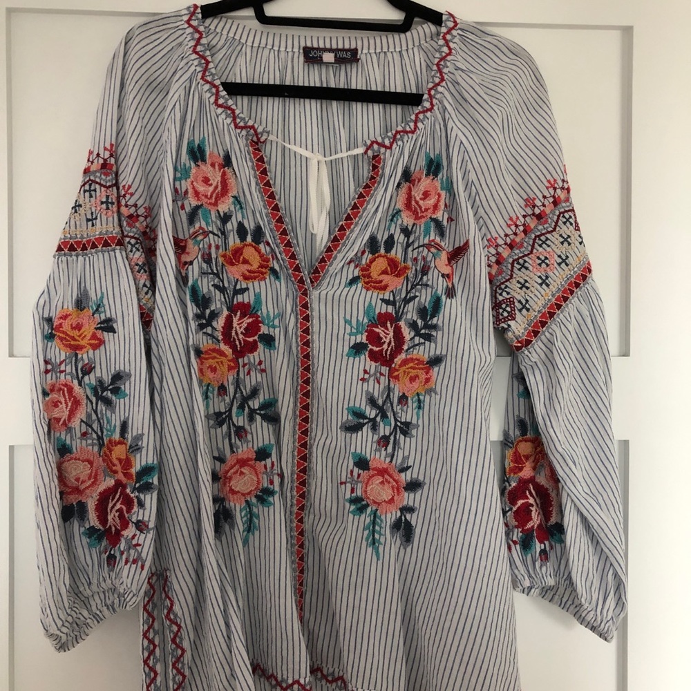 Johnny Was embroidered top 99%ctn/1% spandex